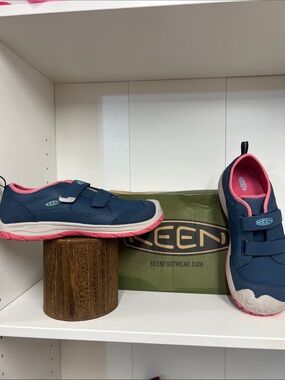 🔥 Keen sipped hound shoes/ hiking or biking shoes women size 8.5